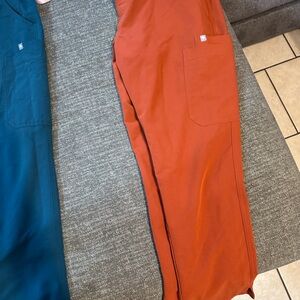 Medium petite yola skinny scrub pants.